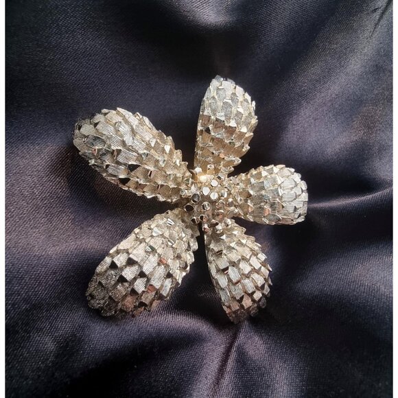 Vintage BSK Signed Silver Tone Flower Floral Large Big Brooch - Picture 5 of 8